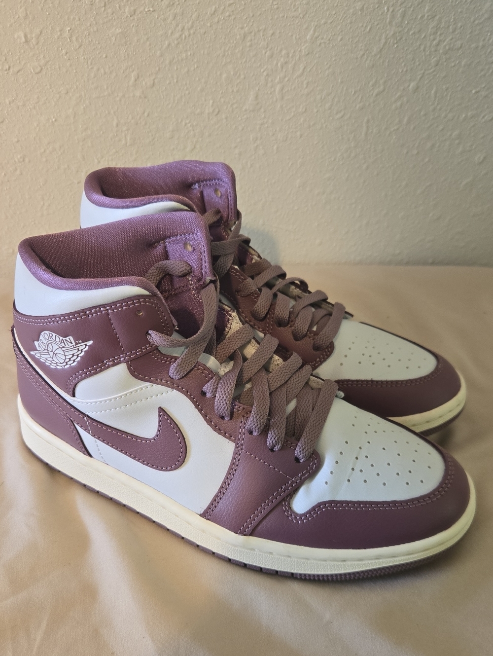 Nike Air Jordan 1 Mid - Mauve & White